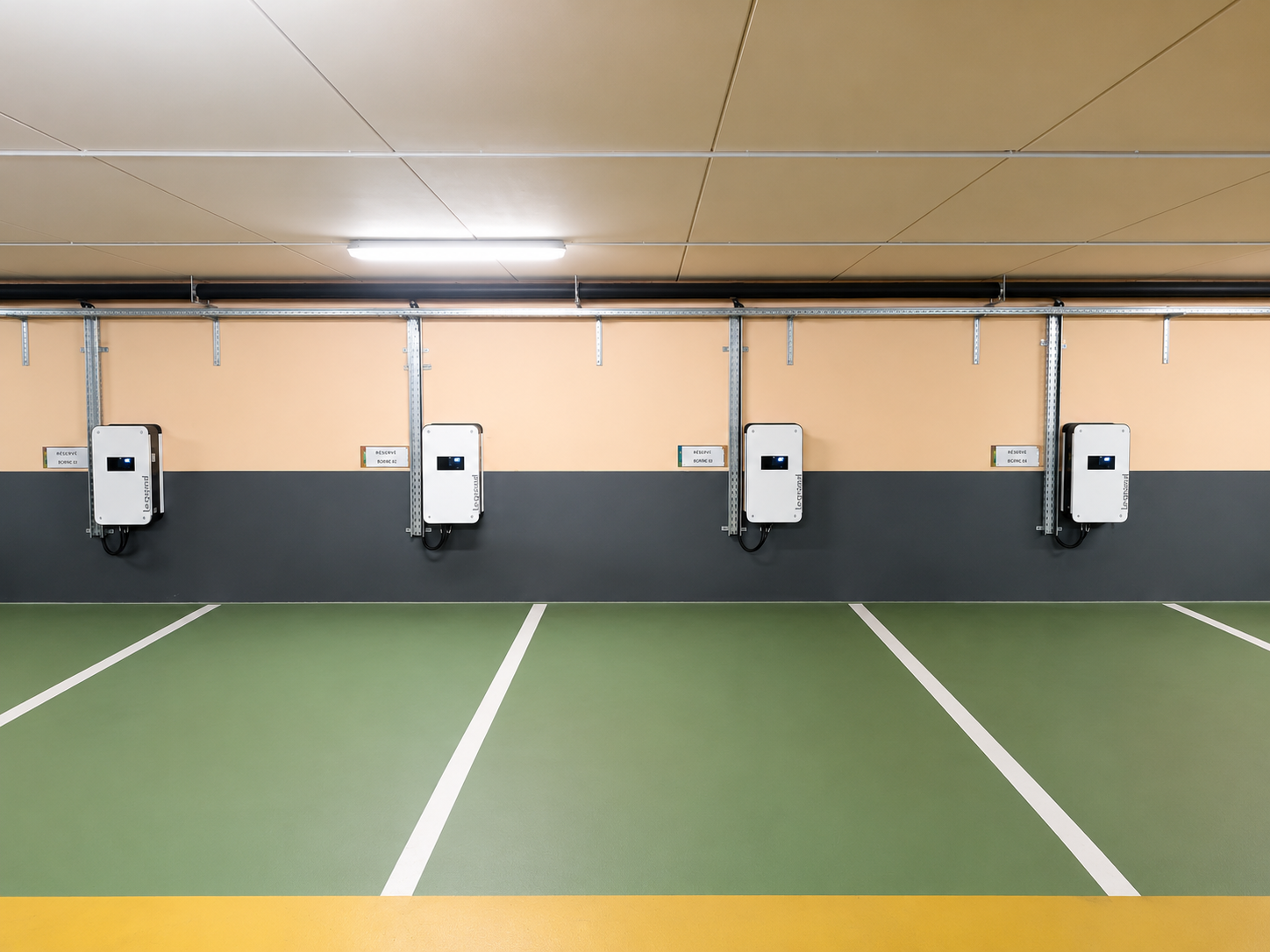 Borne de recharge avec signalétique pour parking ou ERP